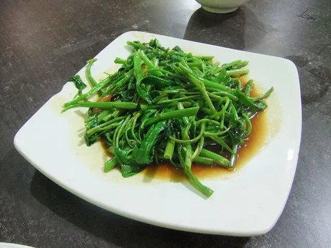 Sepiring sayur tumis kangkung. (Liputan6.com/IG/dapur_susmi)