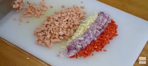 Telur Dadar Kukus Goreng (Credit: Youtube/tri pujis)