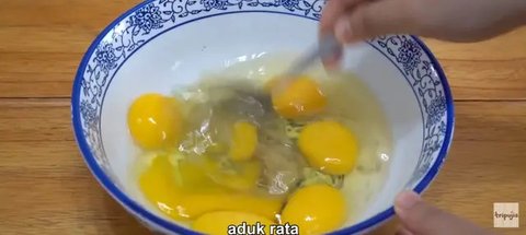 Telur Dadar Kukus Goreng (Credit: Youtube/tri pujis)
