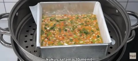 Telur Dadar Kukus Goreng (Credit: Youtube/tri pujis)