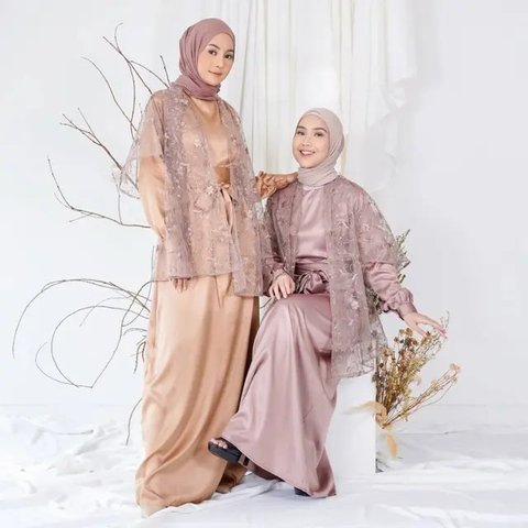 Dress Satin Full Tile yang Menawan dan Glamor (Credit: Shopee/Raisha Gamis)