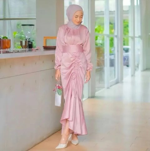 Dress Satin Full Tile yang Menawan dan Glamor (Credit: Shopee/Raisha Gamis)