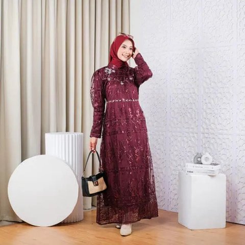 Dress Satin Full Tile yang Menawan dan Glamor (Credit: Shopee/Raisha Gamis)