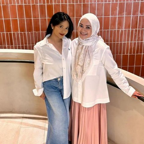 Potret Ikke Nurjanah Bareng Putri Cantiknya Adira Kania Kompak Berbusana Putih, Disebut Makin Mirip Bak Kembar