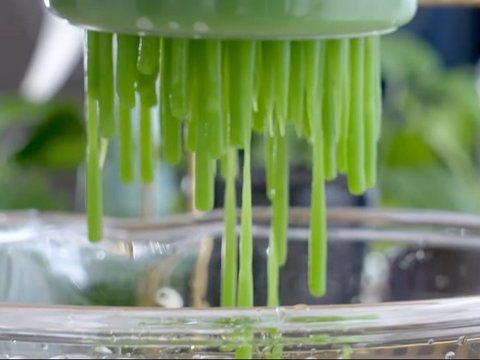 Cendol dawet bisa jadi pelepas dahaga yang tepat saat cuaca panas. Kamu bisa membuatnya sendiri di rumah untuk dijadikan stok minuman manis dan segar.