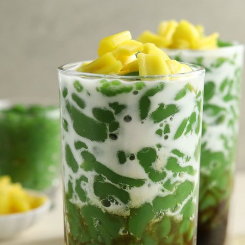 Cendol dawet bisa jadi pelepas dahaga yang tepat saat cuaca panas. Kamu bisa membuatnya sendiri di rumah untuk dijadikan stok minuman manis dan segar.