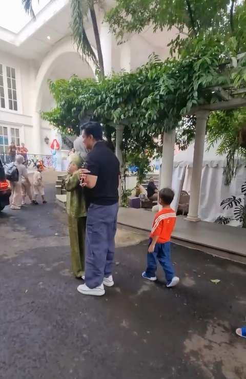 Baim Wong Tuai Cibiran Akibat Terlalu Ramah di Ultah Azura Anak Atta-Aurel, Cium Pipi Hingga Elus Kepala Nagita Slavina