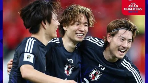 Petugas keamanan berusaha mengawal seorang penggemar China yang menyerbu lapangan selama pertandingan kualifikasi Piala Dunia FIFA 2026 antara China dan Jepang di Xiamen, provins