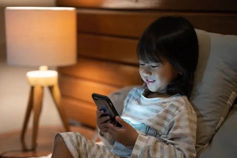 Anak kecanduan gadget/copyright: shutterstock