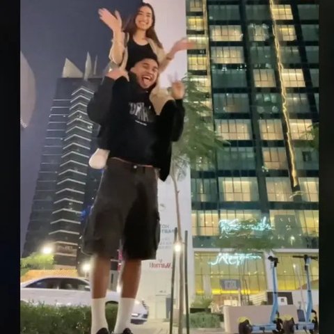 Kekasih Marselino Ferdinan, Nadia Raysa tampil elegan saat berpose di Place Vendme. Ia mengenakan knit sweater warna sky blue yang dipadukan pencil skirt warna hitam. [@nadiaraysa]