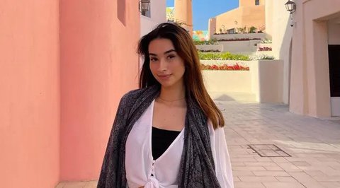 Kekasih Marselino Ferdinan, Nadia Raysa tampil elegan saat berpose di Place Vendme. Ia mengenakan knit sweater warna sky blue yang dipadukan pencil skirt warna hitam. [@nadiaraysa]