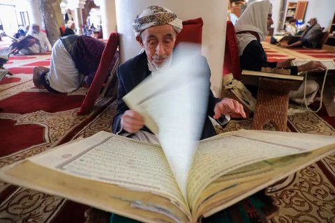 Seorang umat Muslim membaca Al-Quran, kitab paling suci umat Islam, selama bulan suci Ramadhan di masjid Hagia Sophia di Istanbul, Turki, Selasa, 12 Maret 2024. (AP Photo/Francisco Seco)