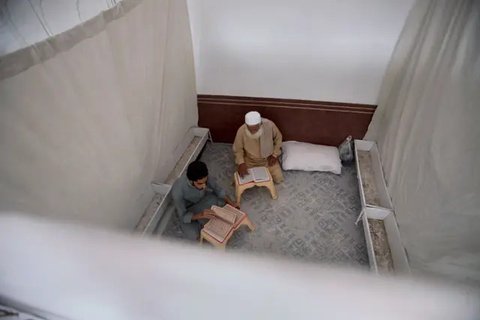 Seorang umat Muslim membaca Al-Quran, kitab paling suci umat Islam, selama bulan suci Ramadhan di masjid Hagia Sophia di Istanbul, Turki, Selasa, 12 Maret 2024. (AP Photo/Francisco Seco)