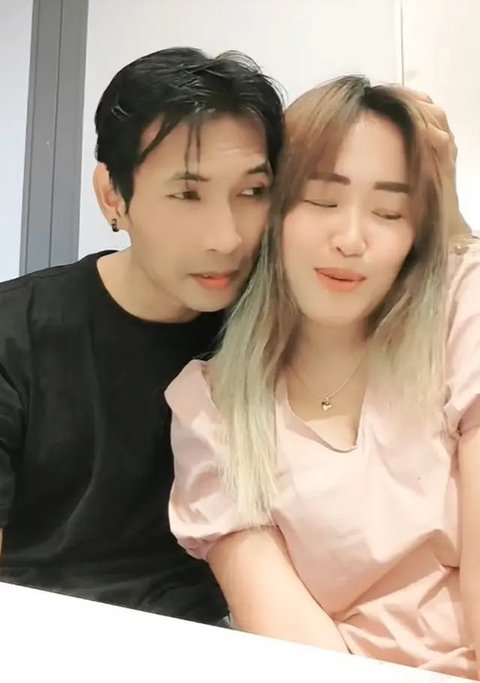 Arya menjelaskan lebih lanjut mengenai status pernikahannya dengan Pinkan Mambo yang masih berlangsung secara siri. Hal tersebut terjadi karena Pinkan masih harus mengurus surat cerainya dari