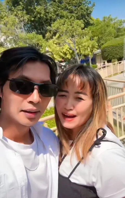 Arya menjelaskan lebih lanjut mengenai status pernikahannya dengan Pinkan Mambo yang masih berlangsung secara siri. Hal tersebut terjadi karena Pinkan masih harus mengurus surat cerainya dari