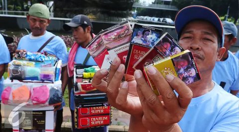 Sejumlah batang rokok ilegal diperlihatkan petugas saat rilis rokok ilegal di Kantor Direktorat Jenderal Bea Cukai, Jakarta, Jumat (30/9). Rokok ilegal ini diproduksi oleh mesin dengan total