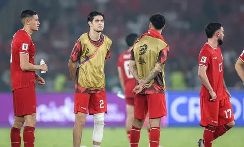 Pemain Timnas Indonesia, Kevin Diks (kedua kiri) saat akan menyanyikan lagu Indonesia Pusaka setelah laga lanjutan putaran ketiga Grup C Kualifikasi Piala Dunia 2026 melawan Jepang di Stad