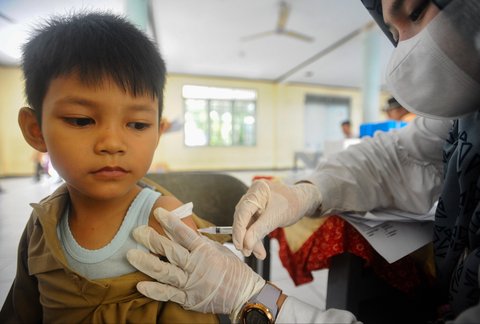 FOTO: Ragam Ekspresi Murid SD di Depok Disuntik Vaksin Difteri Tetanus