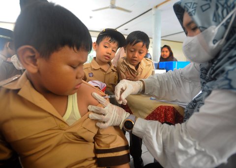 FOTO: Ragam Ekspresi Murid SD di Depok Disuntik Vaksin Difteri Tetanus