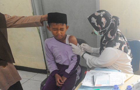 FOTO: Ragam Ekspresi Murid SD di Depok Disuntik Vaksin Difteri Tetanus