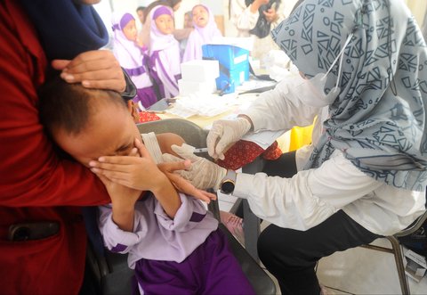 FOTO: Ragam Ekspresi Murid SD di Depok Disuntik Vaksin Difteri Tetanus