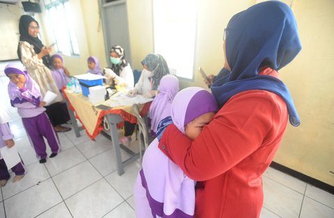 FOTO: Ragam Ekspresi Murid SD di Depok Disuntik Vaksin Difteri Tetanus