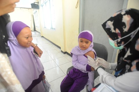 FOTO: Ragam Ekspresi Murid SD di Depok Disuntik Vaksin Difteri Tetanus