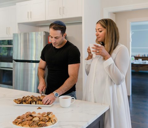 10 Tanda Laki-Laki Benar-Benar Sayang Padamu, No. 5 Pasti Bikin Kamu Terharu!