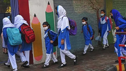 Meski aktivitas pembelajaran tatap muka mulai dibuka kembali, namun pemerintah setempat memerintahkan kepada siswa dan staf pengajar untuk tetap memakai masker. (Arif ALI/AFP)