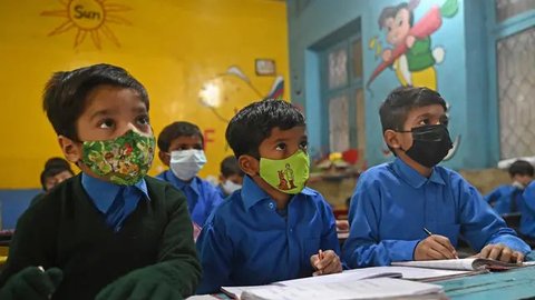 Penutupan sekolah-sekolah dari aktivitas pembelajaran tatap muka menghindari paparan kabut asap, yang beberapa kali lipat melebihi batas aman, kepada jutaan anak-anak di kota Lahore, Pakistan. (Arif ALI/AFP)