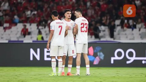 Justin Hubner menerima kartu merah dari wasit saat Timnas Indonesia menghadapi Arab Saudi pada matchday 6 putaran 3 Kualifikasi Piala Dunia 2026 di Stadion Utama Gelora Bung Karno (SUGBK),