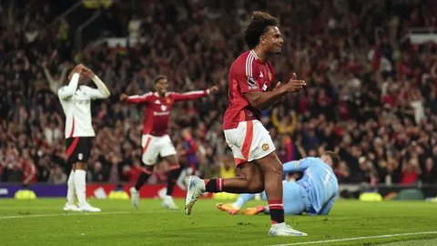 Pemain Manchester United, Joshua Zirkzee, tertunduk lesu setelah ditaklukkan West Ham United pada laga pekan ke sembilan Liga Inggris di Stadion London, Minggu (27/10/2024). (John Walton/PA v