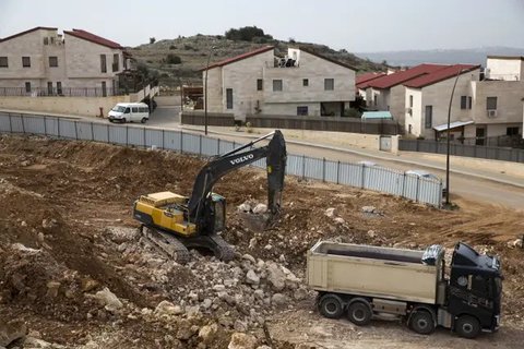 Pemukim Yahudi menggunakan anjing saat bentrok dengan pengunjuk rasa Palestina di Desa Mughayer, Ramallah, Tepi Barat, Jumat (18/12/2020). Pengunjuk rasa Palestina yang menggunakan ketapel te