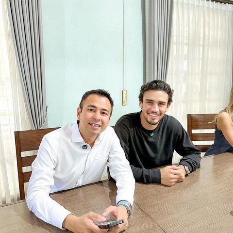 Raffi Ahmad dan Nagita Slavina sering mengundang berbagai bintang untuk main ke rumahnya. Tak ketinggalan, Nathan Tjoe-A-On kini udah ketemu sultan Andara nih.