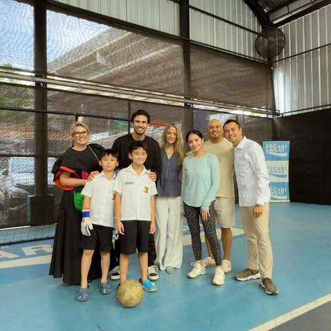 Kekasih Nathan, yaitu Fefe tampak setia menenami. Nathan ngaku sangat senang bisa main ke Andara.<br />"Spent a wonderful day with my friend @raffinagita1717 and his beautiful family. See you soon," tulis Nathan di Instagram pribadinya.