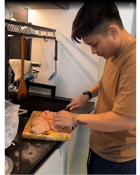 ART asal Indonesia yang bekerja di Singapura ini viral karena bergaya terlalu stylish. (sumber: 8days)