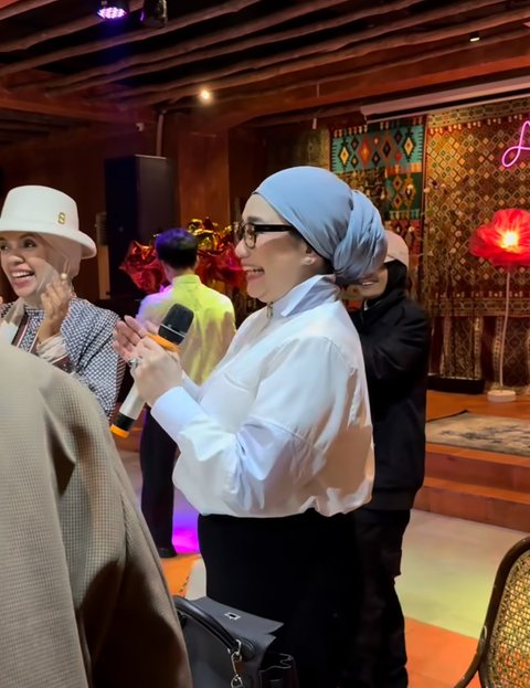 Siapa yang nggak meleleh lihat Reza Artamevia memberikan kejutan spesial dengan menyanyikan lagu untuk Geni Faruk? Setelah mic diserahkan, ibu Aaliyah Massaid ini langsung menghibur sang besan dengan suara emasnya.