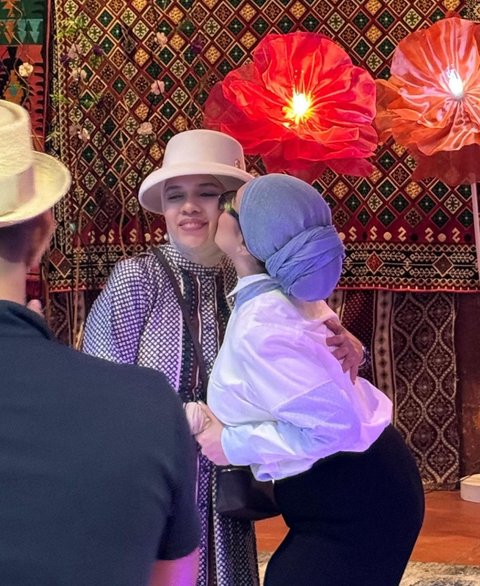Sweet banget! Reza dan Geni nggak sungkan menunjukkan kasih sayang dengan berpelukan dan mencium pipi satu sama lain. Gestur sederhana yang bikin suasana makin hangat.