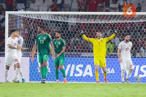 Kiper Timnas Indonesia, Maarten Paes, mengamankan bola dalam laga kontra Arab Saudi di Kualifikasi Piala Dunia 2026 zona Asia yang digelar di Stadion Utama Gelora Bung Karno (SUGBK) Senayan,
