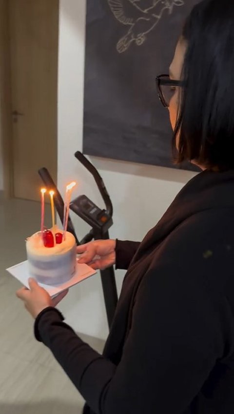 Dian Nitami mempersiapkan kue tar buat Sasi Kirana. Ia juga yang membawa kue itu menuju kamar sang putri.