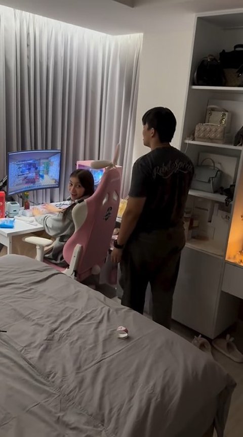 Baru setelah Dian Nitami bilang happy birthday, Sasi baru sadar kalau orang tua dan adiknya ternyata sudah ada di dalam kamarnya untuk memberi kejutan.