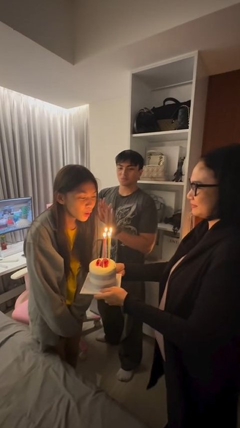 Saat Dian Nitami memintanya meniup lilin, sang ibu mengingatkan untuk make a wish dulu.