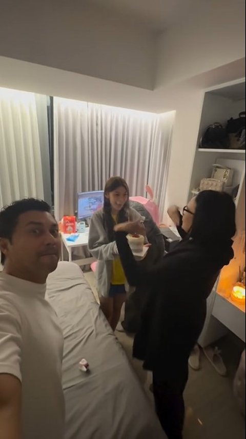 Anjasmara ternyata selama ini yang pegang ponsel merekam semua momen manis ini di ulang tahun anaknya yang ke-21.