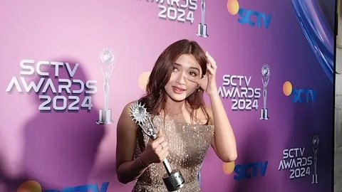 Yustika Patricia saat meraih penghargaan SCTV Awards 2024 di Studio 6 Entek City, Daan Mogot, Jakarta Barat, Rabu (20/11/2024) malam, sebagai Aktris Pendamping Paling Ngetop untuk aktingnya d