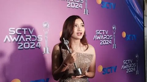Yustika Patricia saat meraih penghargaan SCTV Awards 2024 di Studio 6 Entek City, Daan Mogot, Jakarta Barat, Rabu (20/11/2024) malam, sebagai Aktris Pendamping Paling Ngetop untuk aktingnya d