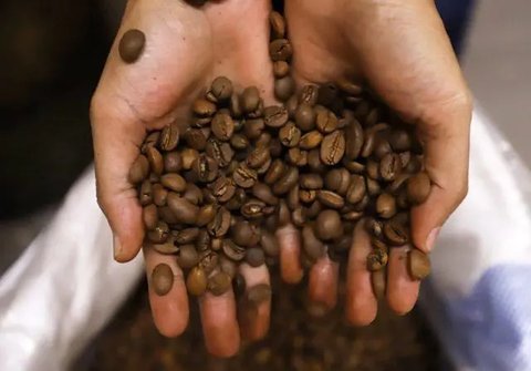 Ilustrasi kopi hitam. (Photo by Raimond Klavins on Unsplash)