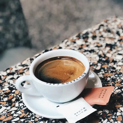 Ilustrasi kopi hitam. (Photo by Raimond Klavins on Unsplash)