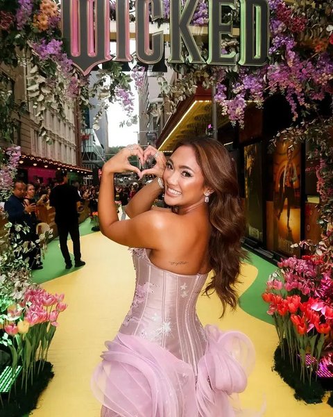 Potret Marion Jola Ngobrol Bareng Ariana Grande, Grogi Karena Lipstik (Sumber: Instagram/lalamarionmj)
