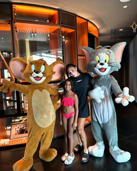 Potret Kebersamaan Logina Salah Miss Universe Mesir 2024 dengan Putrinya yang Cantik