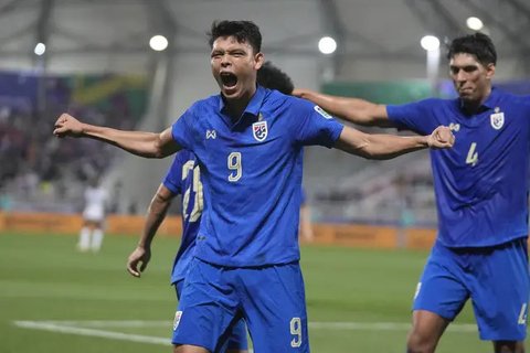 Pemain Yordania, Yazan Alnaimat, berusaha melewati pemain Malaysia, Dion Cools, dalam laga Grup E Piala Asia 2023 yang digelar di Al Janoub Stadium, Al Wakrah, Selasa (16/1/2024). (AP Photo/A